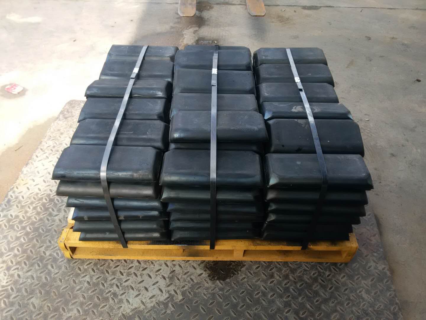 新筑MT7500攤鋪機履帶板膠塊，320長膠塊